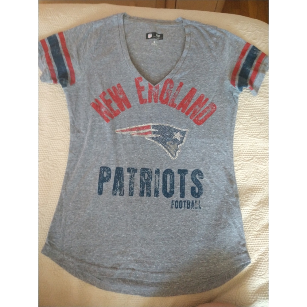 NWOT New England Patriots Rhinestone V-Neck Tes